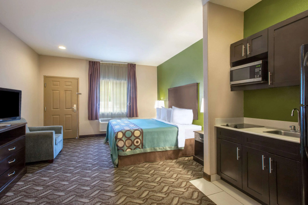 Super 8 by Wyndham Mansfield LA
