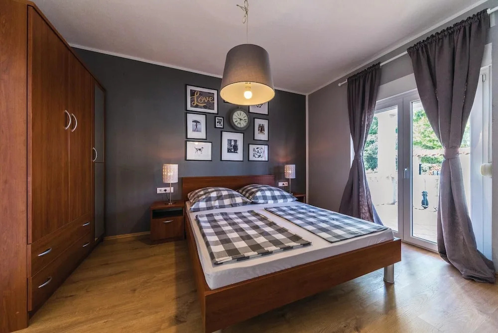 Beautiful Home in Okrug Gornji With Wifi and 4 Bedrooms