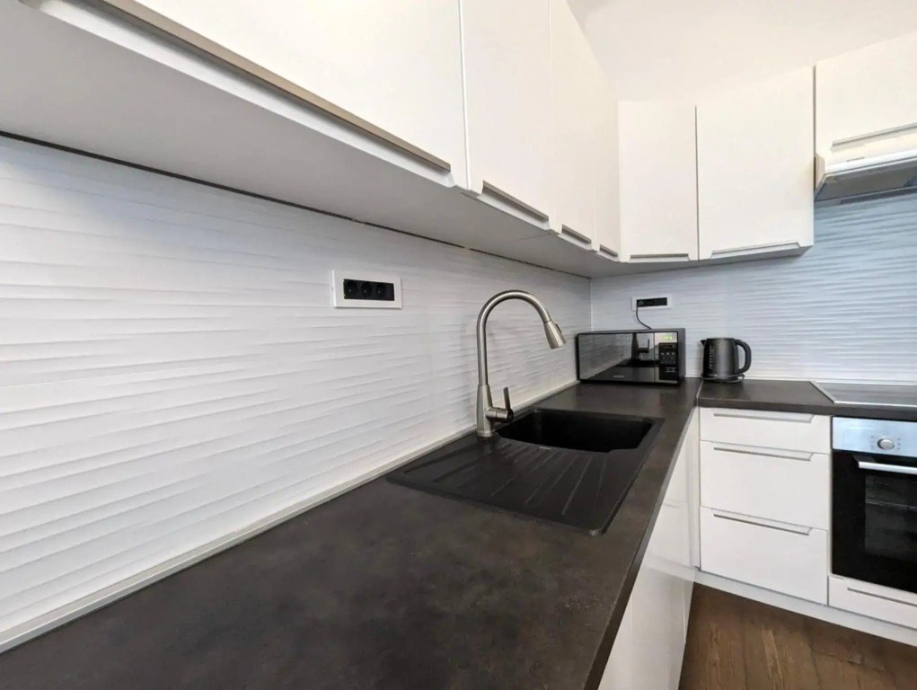Fantabulous Downtown Abode w King Bed, 65" TV, Washer and Tumble Dryer