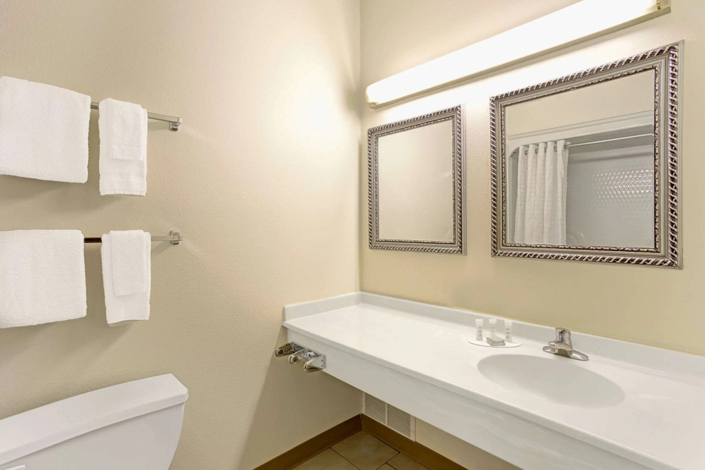 Super 8 by Wyndham Gurnee