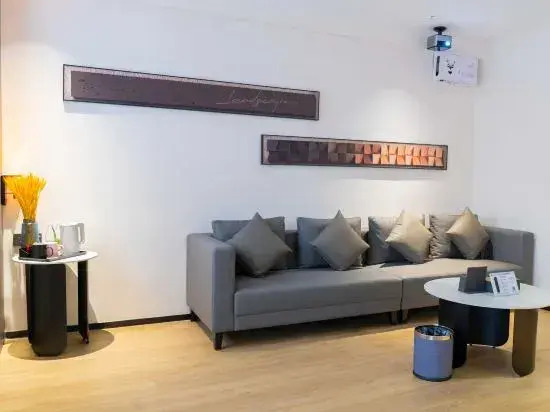 Leroy Hotel