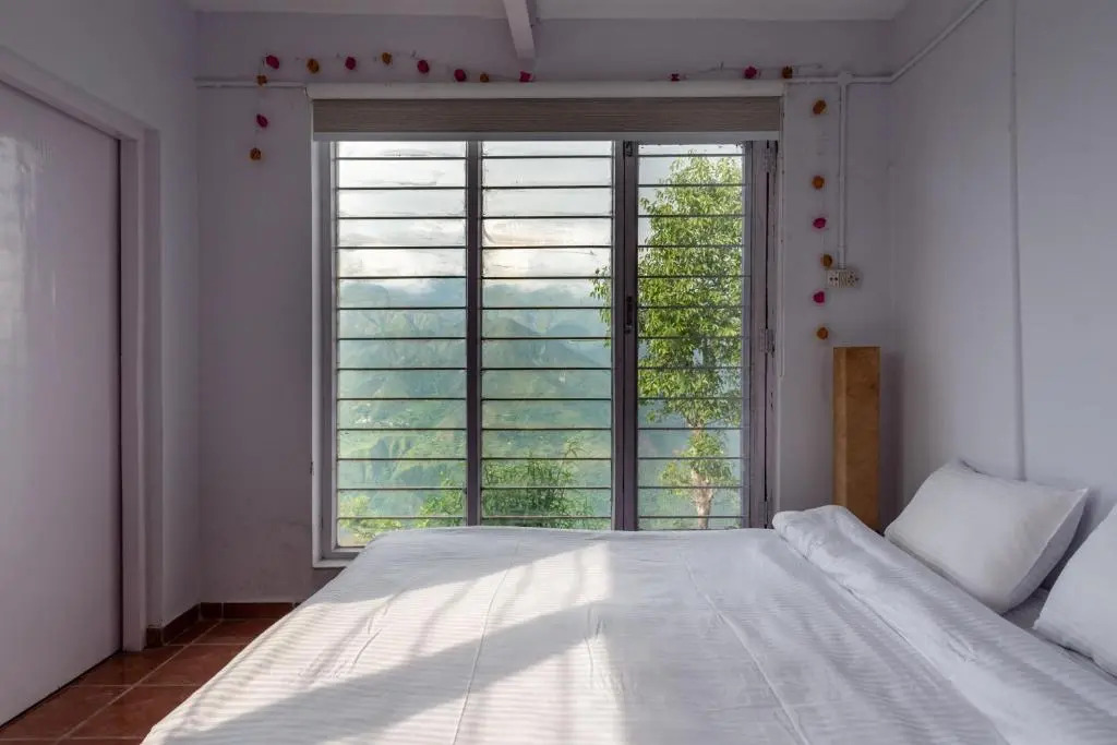 The Perch - 2bhk w panoramic hill view by Roamhome