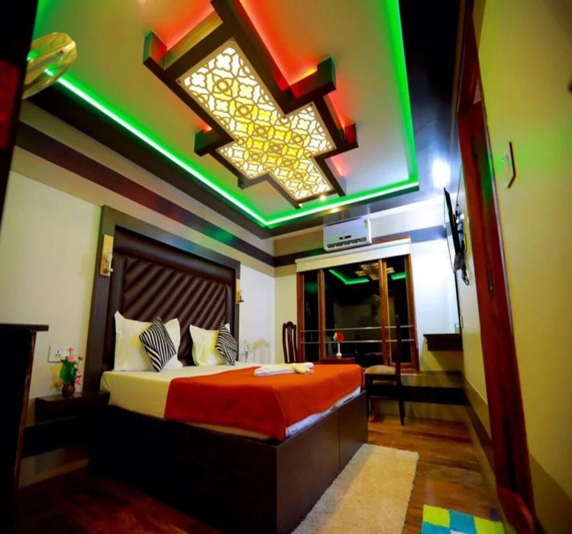 India Vacationz Houseboat