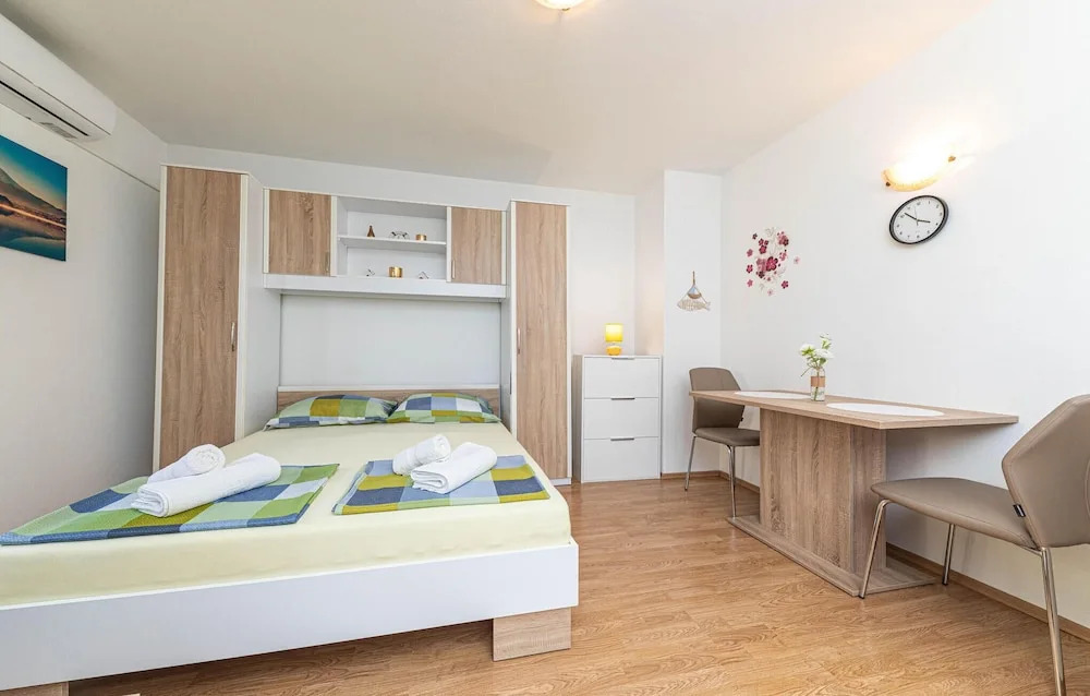 Nice Apartment in Kastel Luksic With Wifi