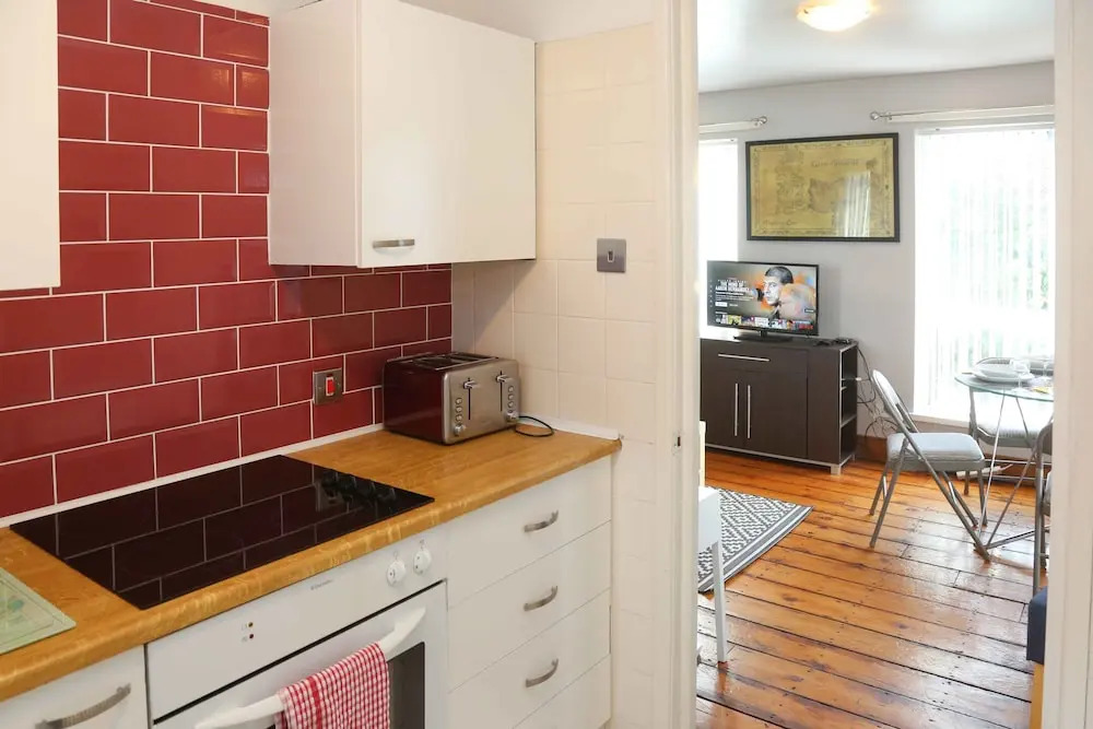 Perfect City Center Location, Parking, 4 Beds