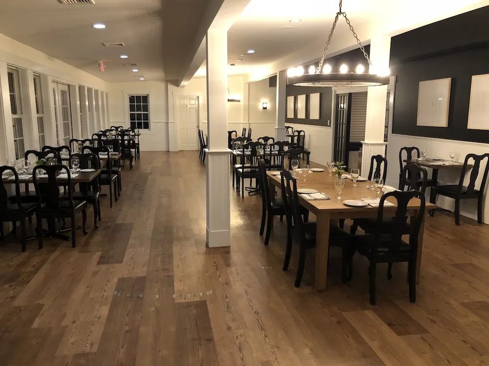 Lamberts Cove Inn & Resort