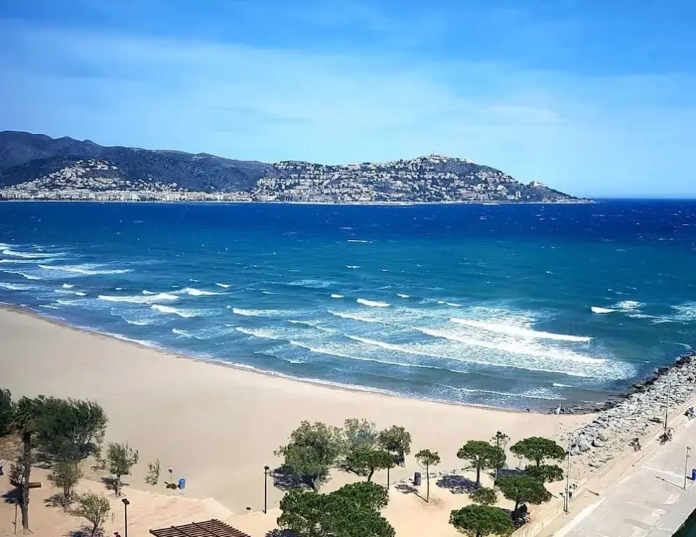 Beachfront Apartment in Roses