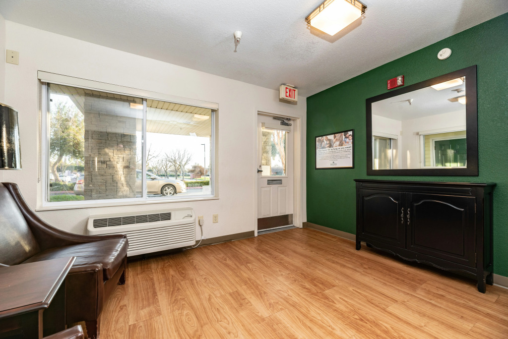 HomeTowne Studios by Red Roof Fresno - West