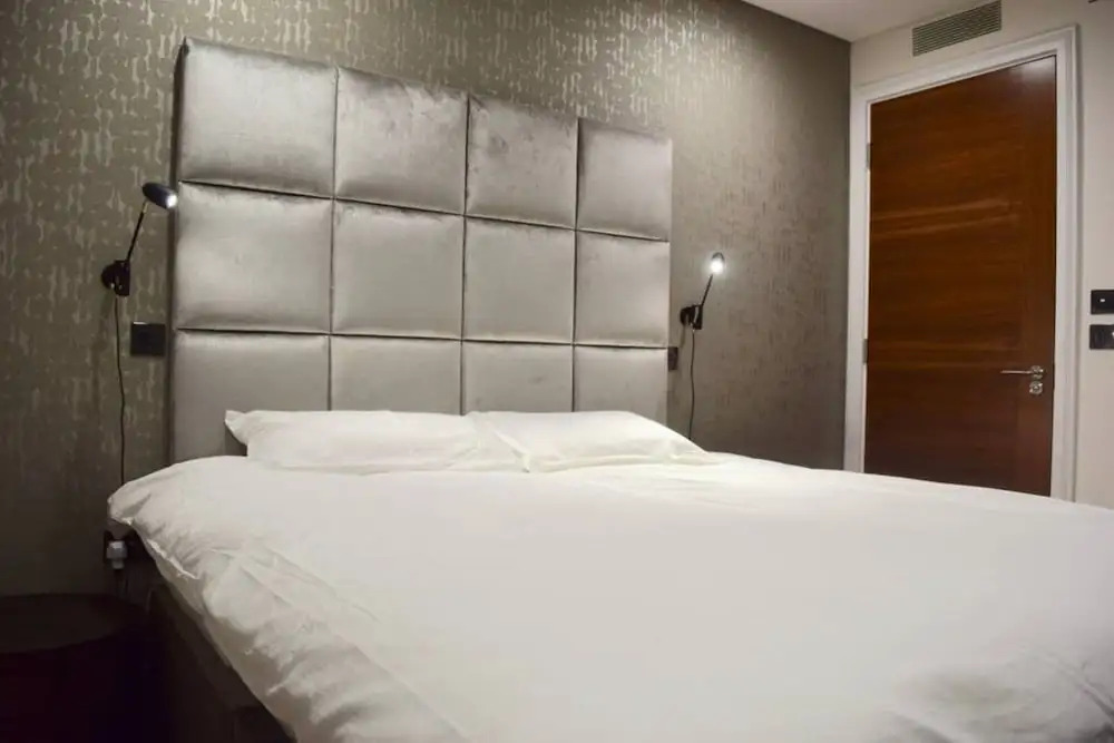 Modern 2 Bedroom Bayswater Apartment