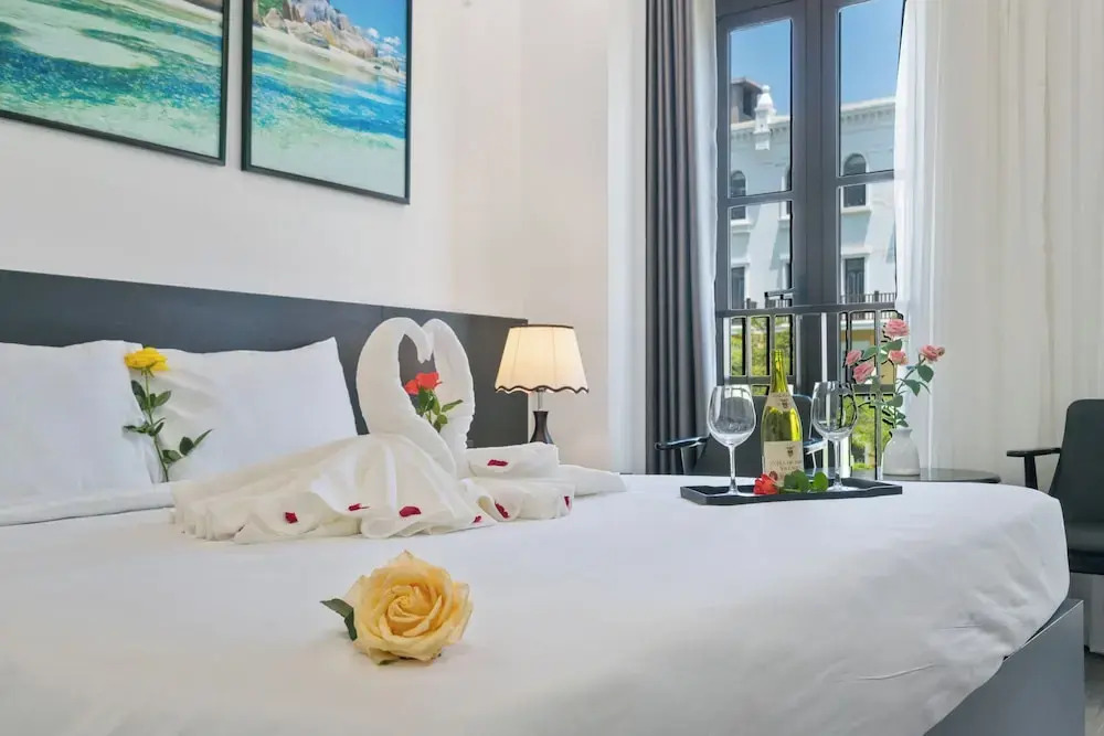 The Enchanted Ha Long Hotel - Bai Chay Beach