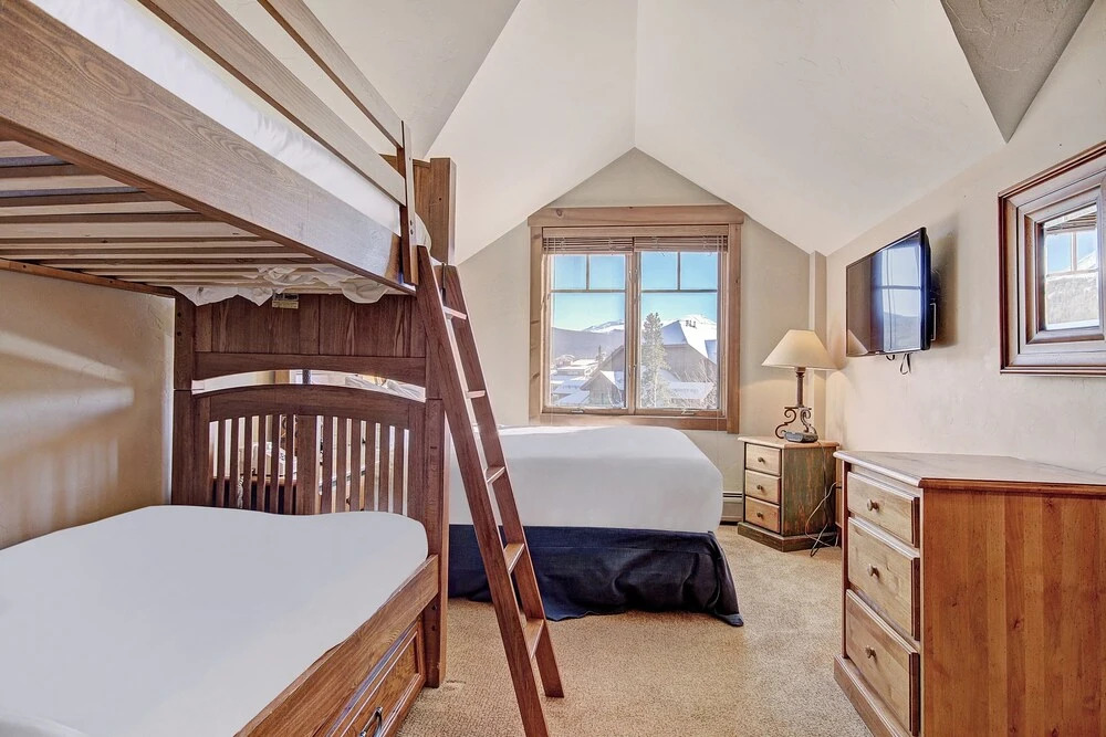 Bright + Scenic 2br - 7ppl Steps To Ski Lifts + Main Street 2 Bedroom Condo by RedAwning
