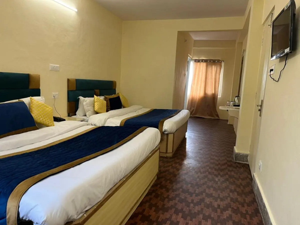 The Ashoka Inn 300mts walkable from Mall Road