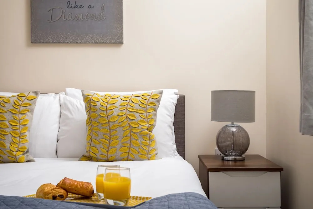 Elliot Oliver - 2 Bedroom Modern Apartment