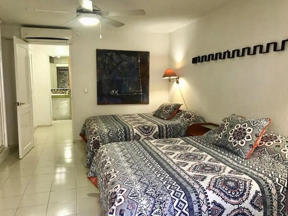 Beach Paradise with wifi/AC Close to Everything
