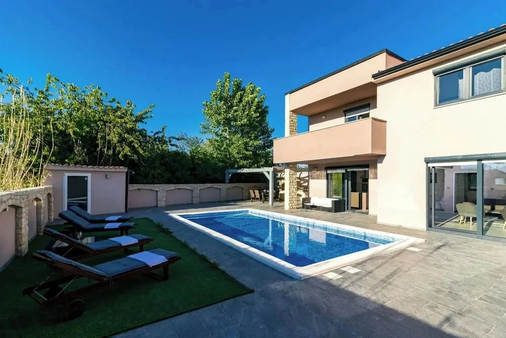 Spacious Villa in Pula With Heated Pool