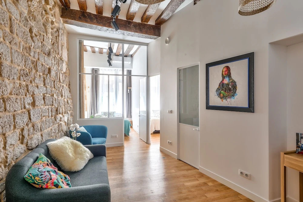 New Stunning 4 Bdrs Apt, With AC – Le Marais