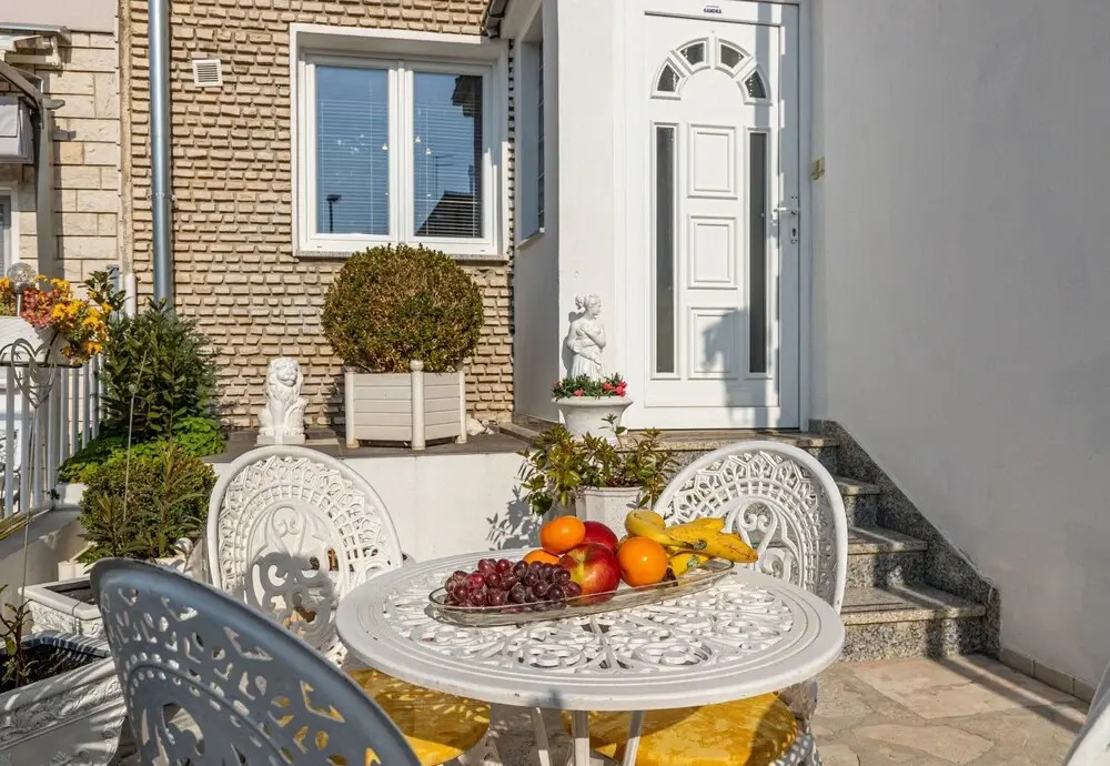 Deluxe Apartment Sandra 1200m From Beach