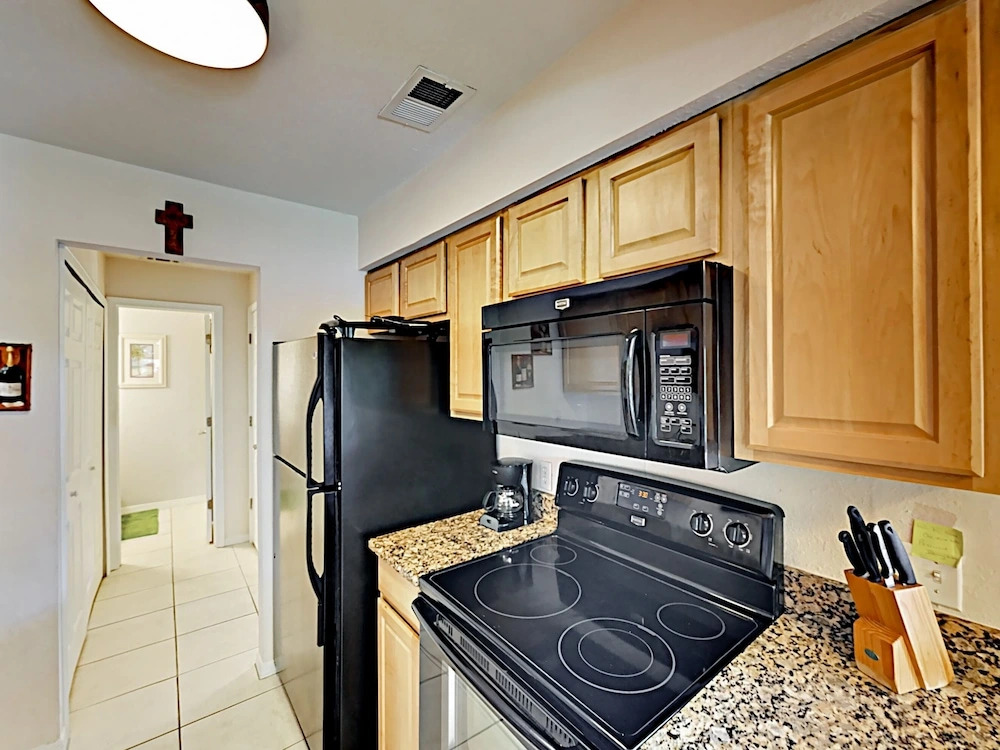 Charming W/ Pool - Walk To Beach & Pier 2 Bedroom Condo