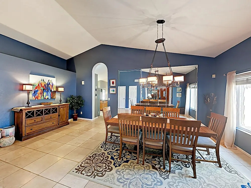 747 Phoenix - 4 Br Home