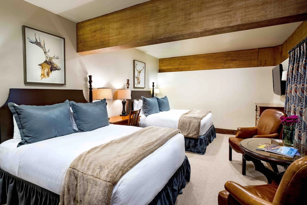 Luxury Three Bedroom Suite with Mountain Views and Three Hot Tubs