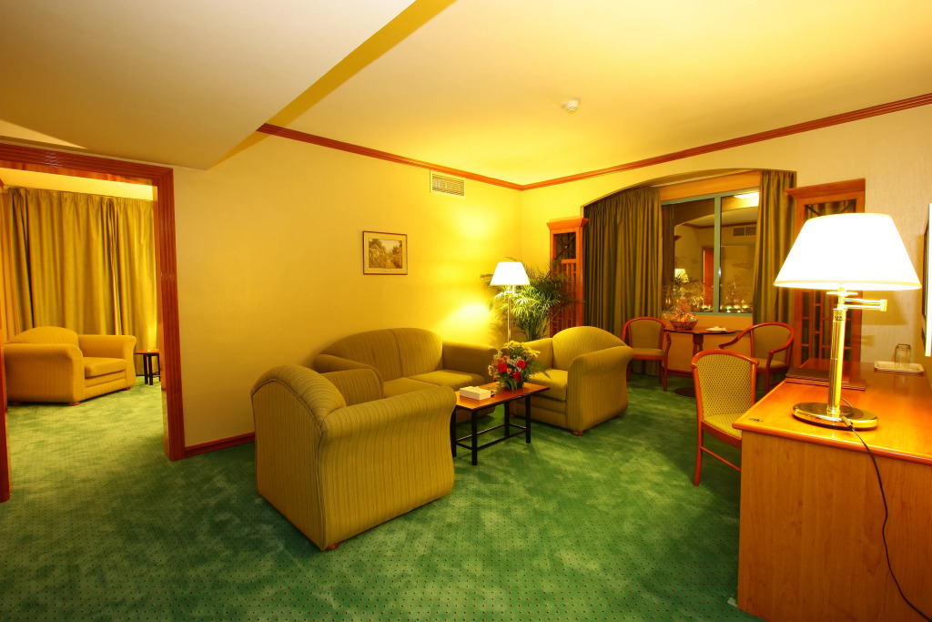 Отель The George Hotel