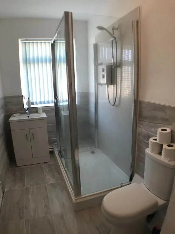 "Eastville Court Rhyl" by Greenstay Serviced Accommodation - A Cosy 2 Bedroom Bungalow with Parking, Dog Friendly, Close To Beaches, Shops & Restaurants - Ideal for Families, Friends, Couples & Business Travellers
