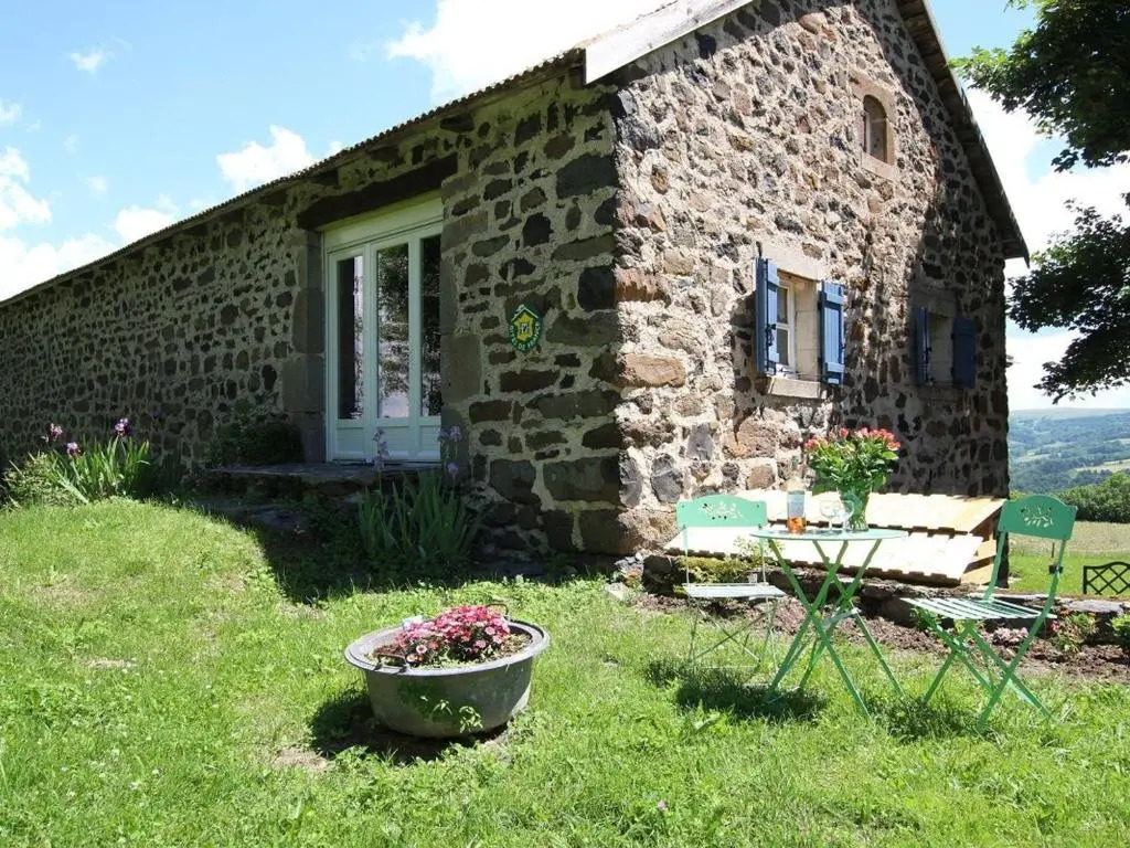 Location authentique avec cheminée et toit de chaume, proche nature et activités à St-Front - FR-1-582-291