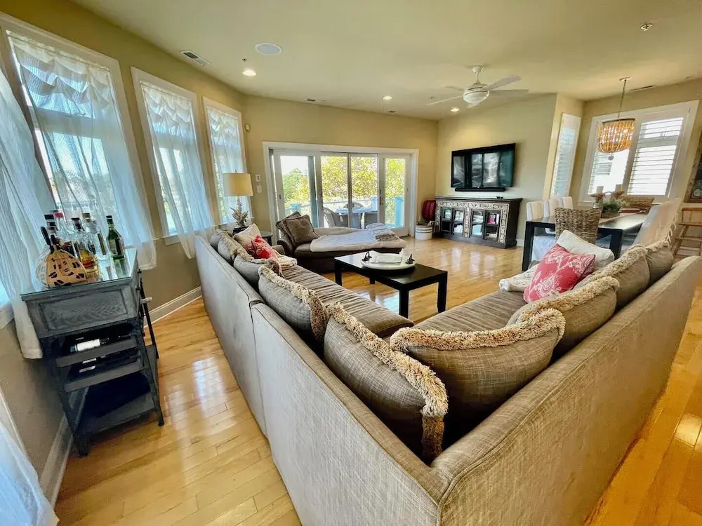 Blacstone Avenue 38285