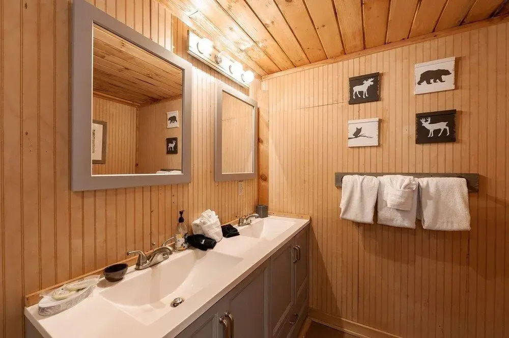 Pappy's Peak 2 Bedroom Cabin by RedAwning