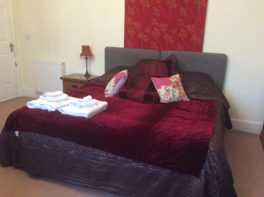 Cheltenham Lawn And Pittville Gallery BB