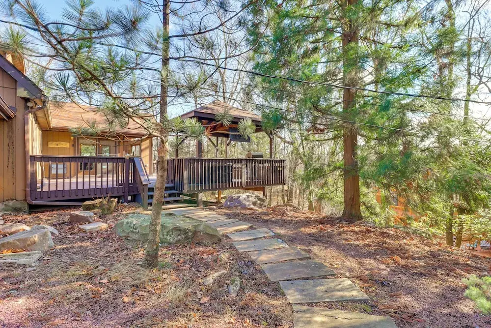 5 Mi to Jack Frost Skiing: Walkable Family Home