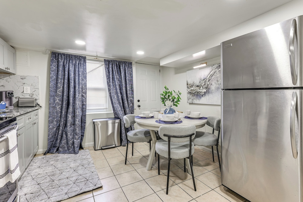 Walk to Patterson Park! Pet-friendly Townhome