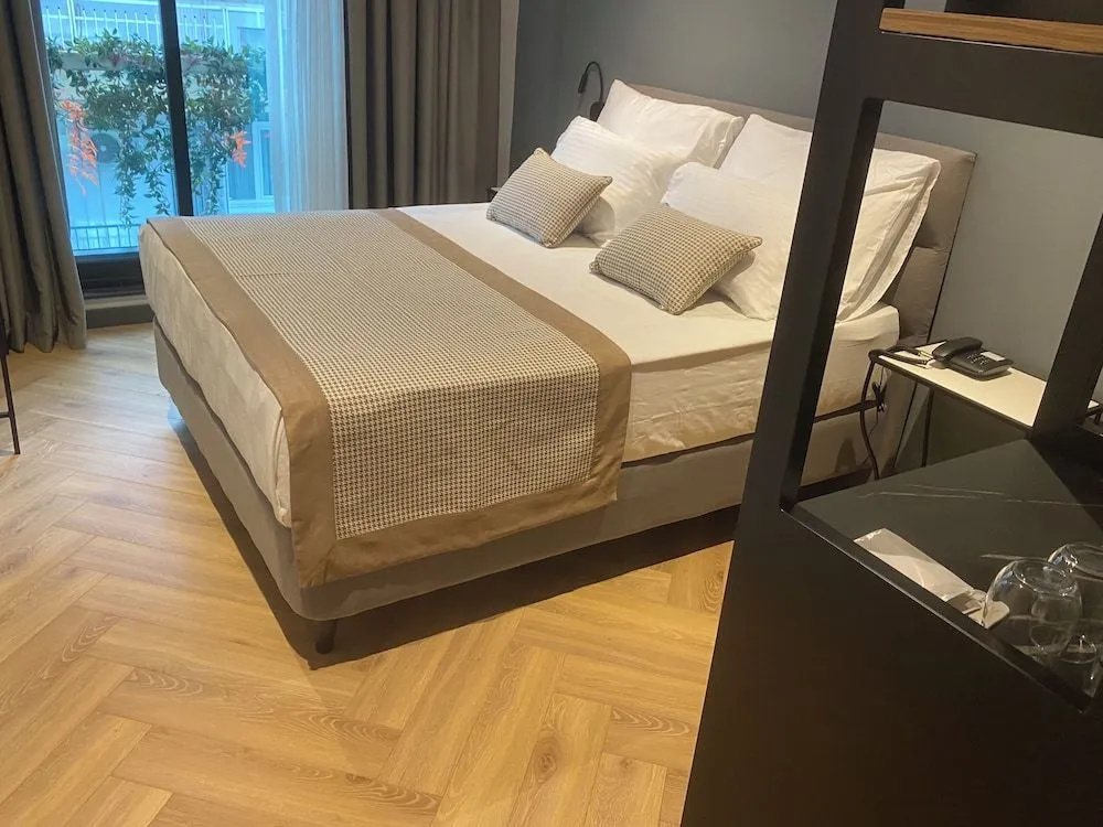 İn The Middle Hotel