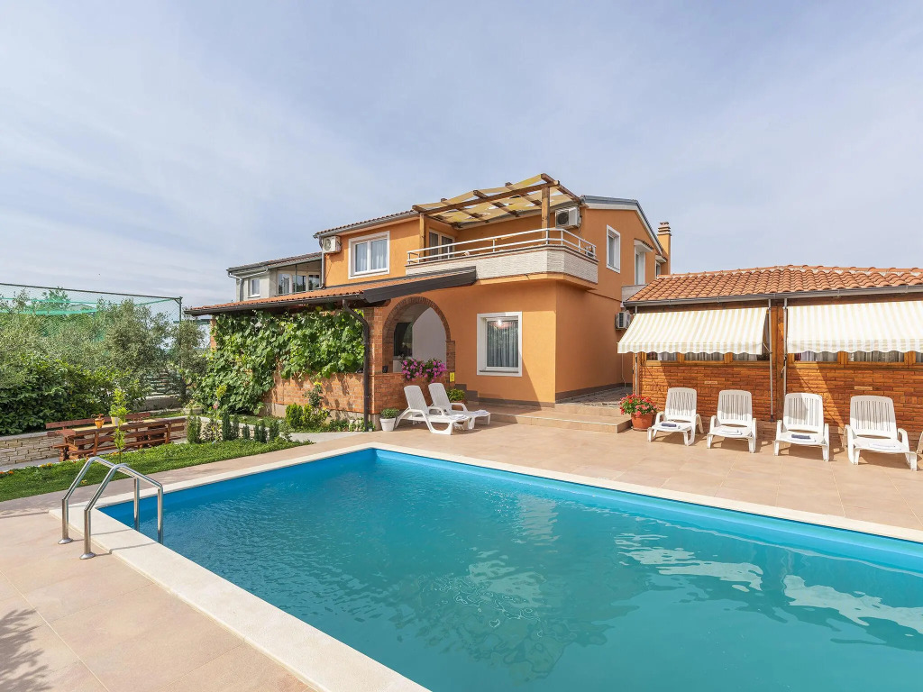 Apartment for two to four people, with shared pool and courtyard