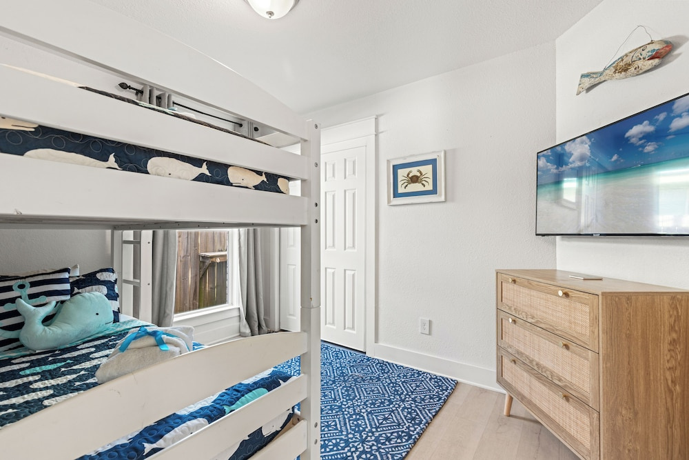 Laguna Breeze! Dog-friendly 4BR Beach Escape for 8 With Coastal Charm!