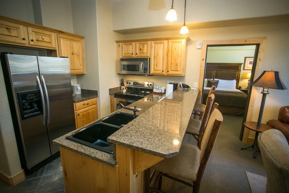 Amazing Mountain Views and Full Kitchen by RedAwning - Save 20% on 7+ Nights!