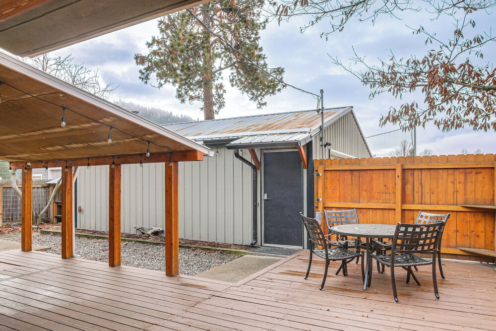 3 Mi to Coeur D'alene Lake! Cozy Mtn-town Getaway