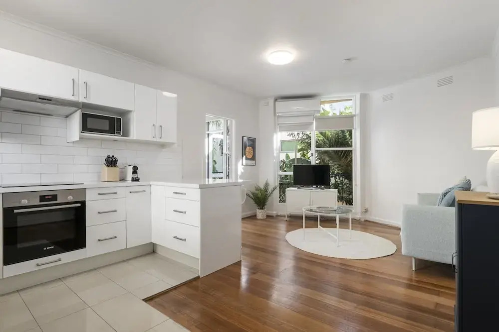 Seaside 1-bed Stay Near Cafes & Attractions