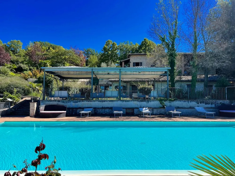 Apt 2. Air Con. Free car Park. Infinity Pool. Beautiful Grounds. Sleeps 4