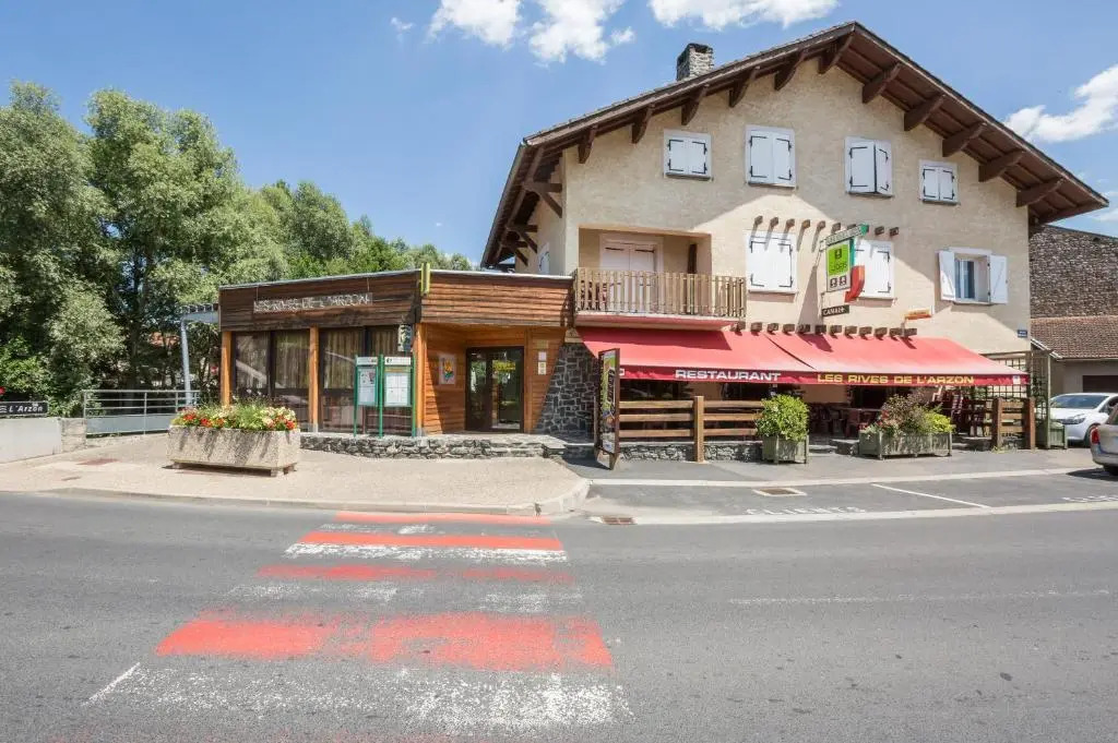 Logis Hotel Restaurant Auberge Les Rives de lArzon