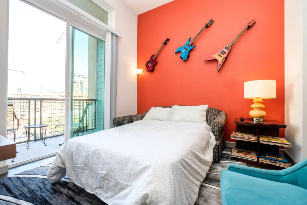 RockNRoll Penthouse Suite l Awesome Apt downtown.