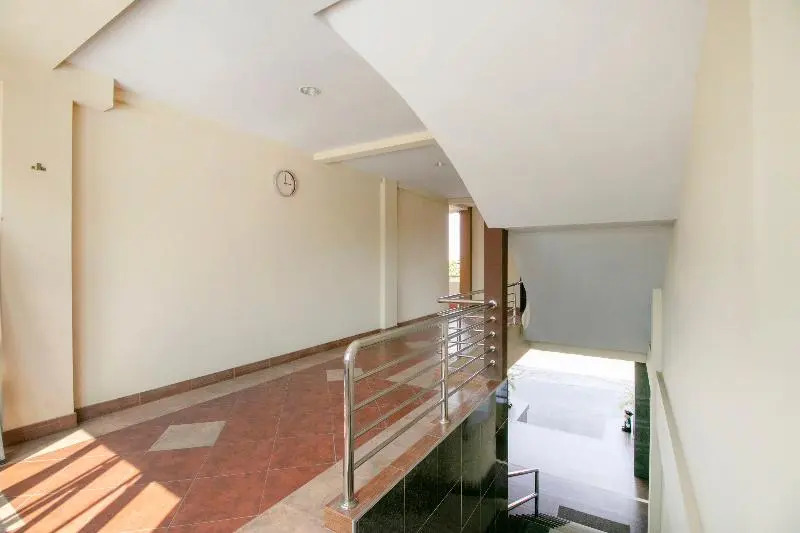 OYO 75387 4 Men Court