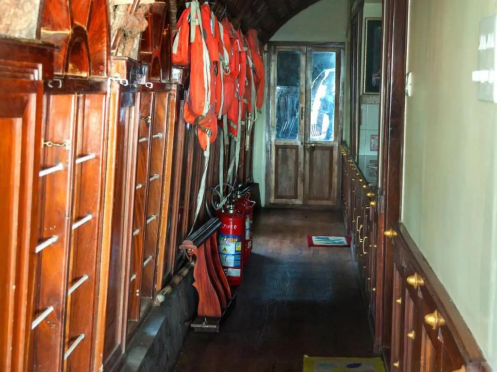 Aqua Castle Houseboat - by Aqua Jumbo Houseboats