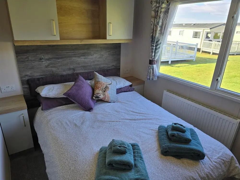 3 Bed-sleeps 8-free Parking-5 Min to Beach
