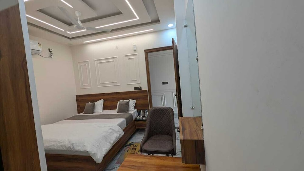 Hotel R R Tripathi