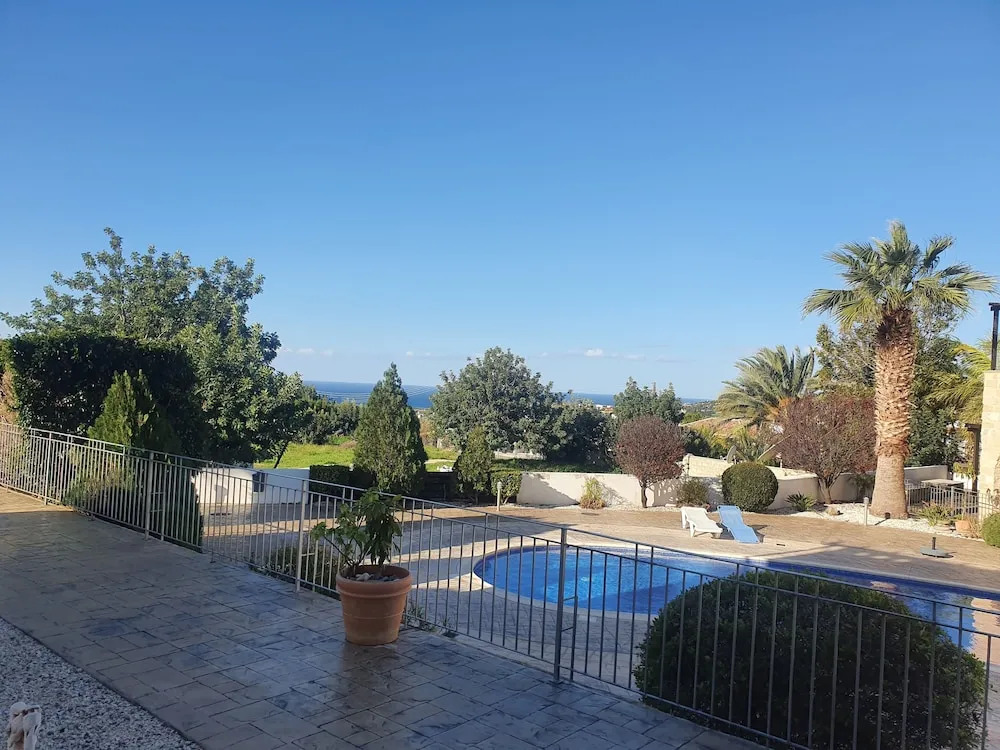 Spacious and Modern 2 bed Apartment in Peyia