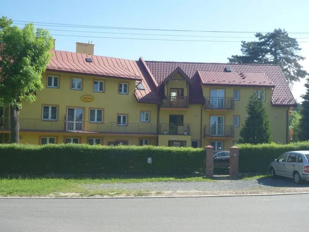 OŚRODEK WYPOCZYNKOWY NAD STAWEM - przy promenadzie, wybierany przez Gości ceniących ciszę i komfortowy wypoczynek w bezpośrednim sąsiedztwie parku zdrojowego z tężnią solankową