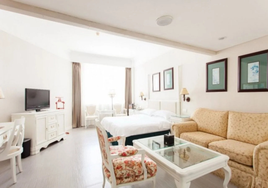 Golden Coast  Lawton Hotel