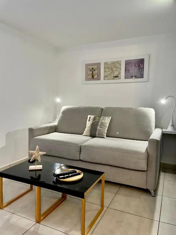 Studio classé 3 étoiles de 36 m2, indépendant dans villa avec piscine