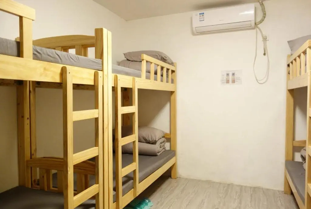 Hidden Garden Youth Hostel -Oriental Pearl &Lujiazui -Garden Social Area -Bar -Café -Free Laundry Luggage Storage -24H Front Desk -English Service
